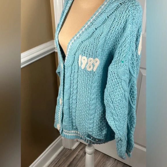 Taylor Swift Limited Edition Cardigan in Honor of '1989 Taylor's Version, MD/LG - Picture 11 of 11